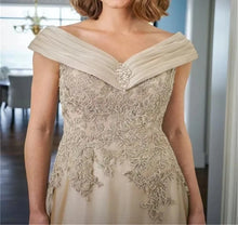 Load image into Gallery viewer, Champagne Mother of the Bride Dresses Lace Appliques Wedding Guest Dress Mermaid Satin Formal Dress