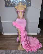 Load image into Gallery viewer, Pink Black Girl Prom Dress 2024 Sexy Strapless High Split with Feathers