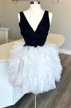 Load image into Gallery viewer, Trendy Homecoming Dress 2023 Short V Neck Sleeveless Tulle