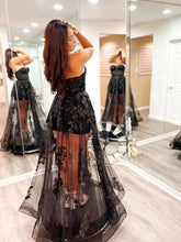 Load image into Gallery viewer, A Line Strapless Tulle Prom Dress With Lace Applique
