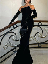 Load image into Gallery viewer, Mermaid Black Dress Evening Gown Formal Sweep Train Sleeveless Strapless Velvet Prom Dress With Ruched Sequin 2026
