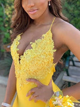 Load image into Gallery viewer, Yellow Prom Dress 2023 Spaghetti Straps V Neck with Ruffles
